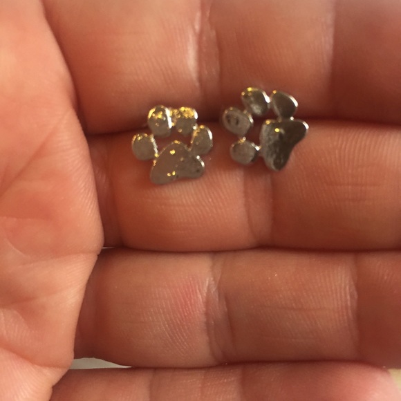🐾 Sweet paw stud metallic earrings available in gold rose gold or silver - Picture 5 of 7